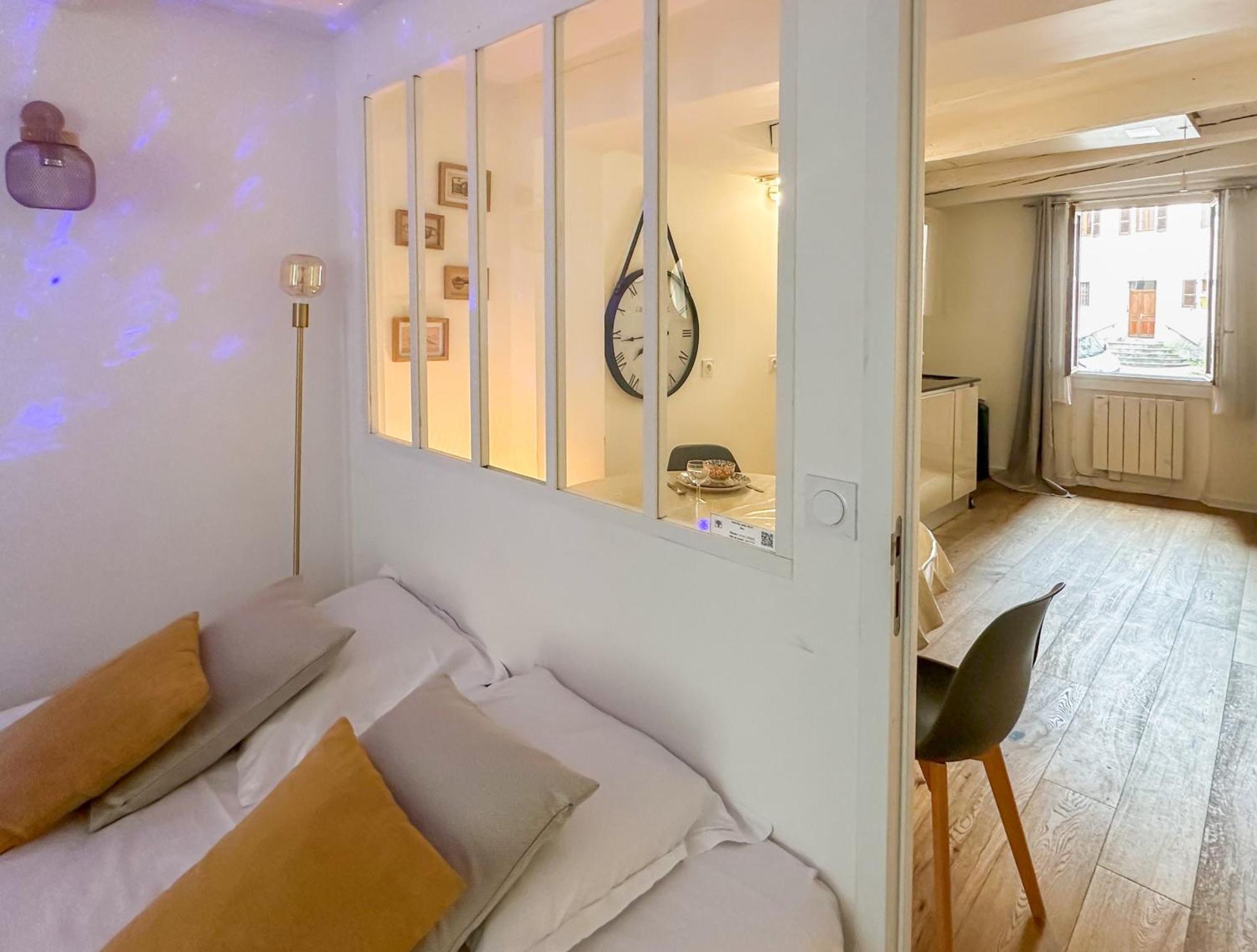 Night Desires Vieille Ville Annecy Charmant آنسي المظهر الخارجي الصورة