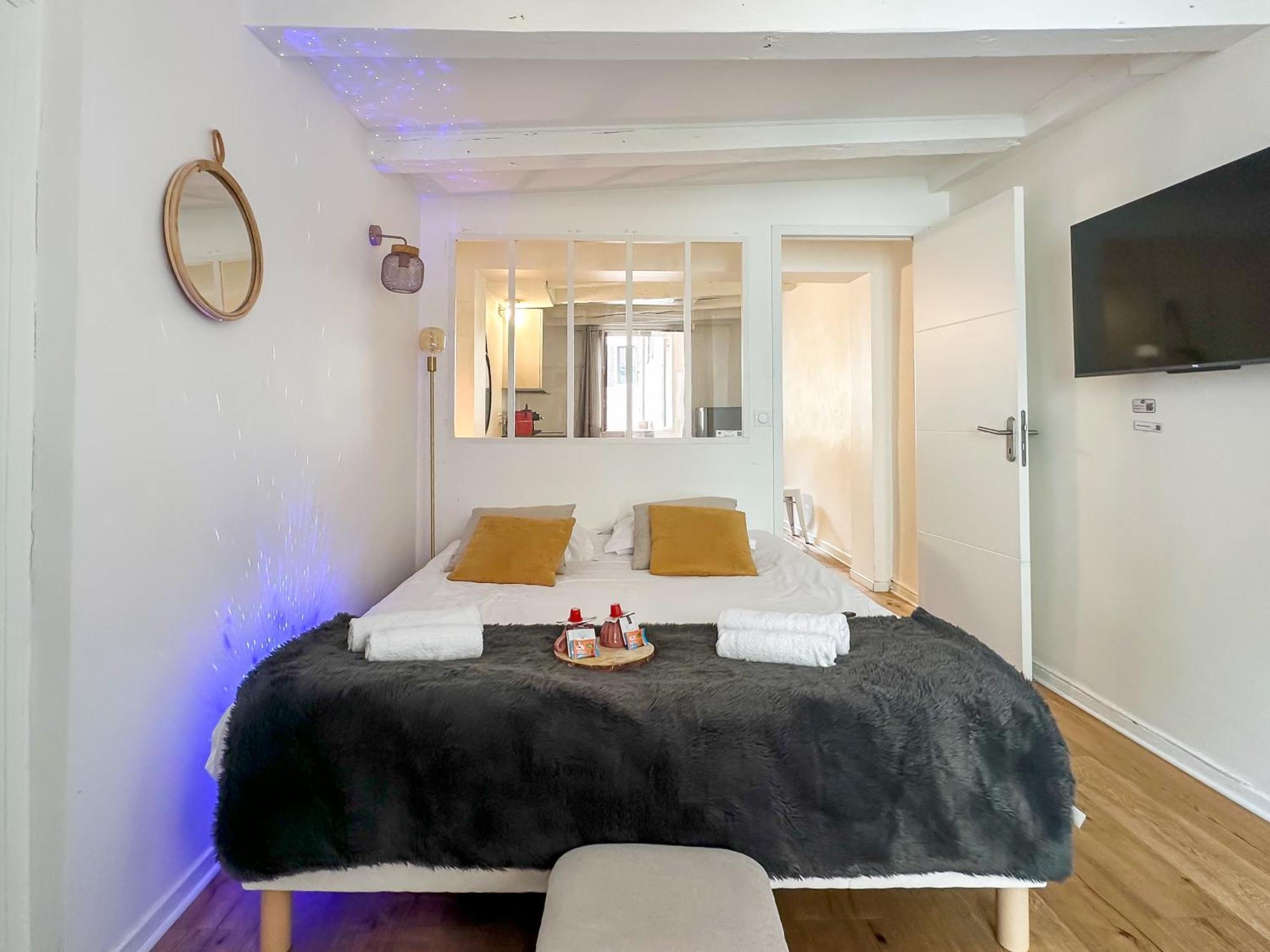 Night Desires Vieille Ville Annecy Charmant آنسي المظهر الخارجي الصورة